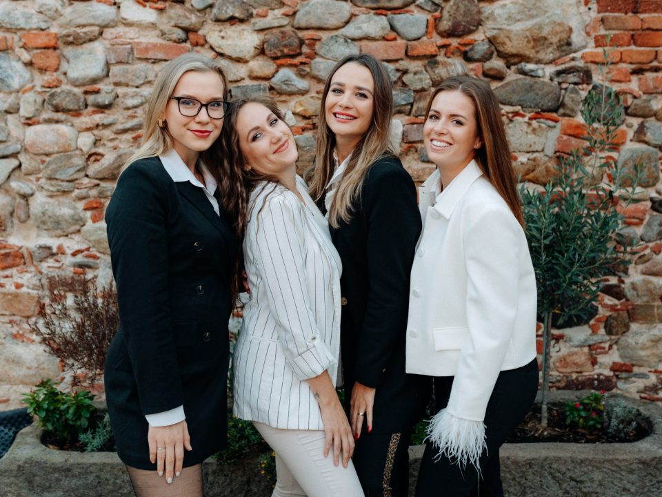Čtyři ženy z týmu Festa Siesta před kamennou zdí statku
